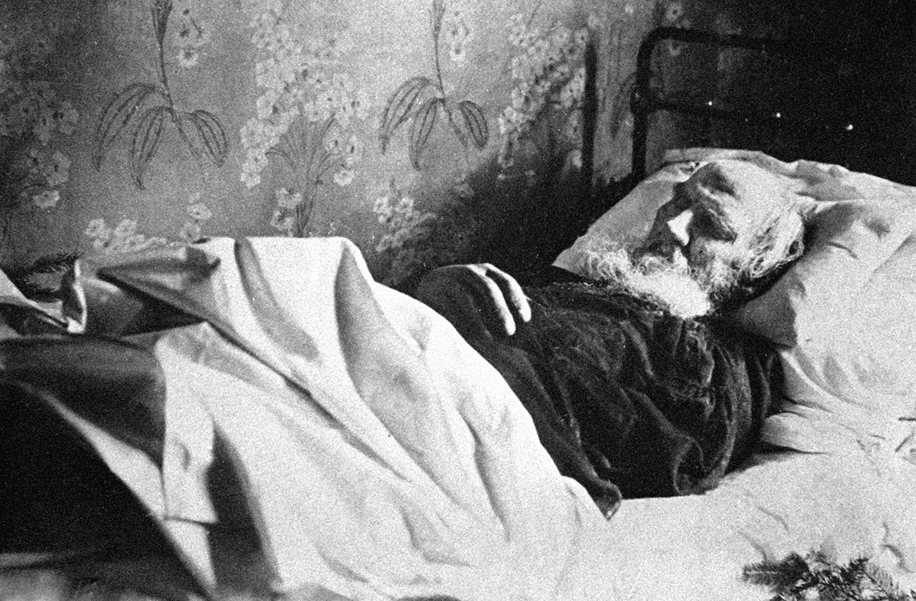 Lev Tolstoj sul letto di morte. Fonte: Morzov/RIA 