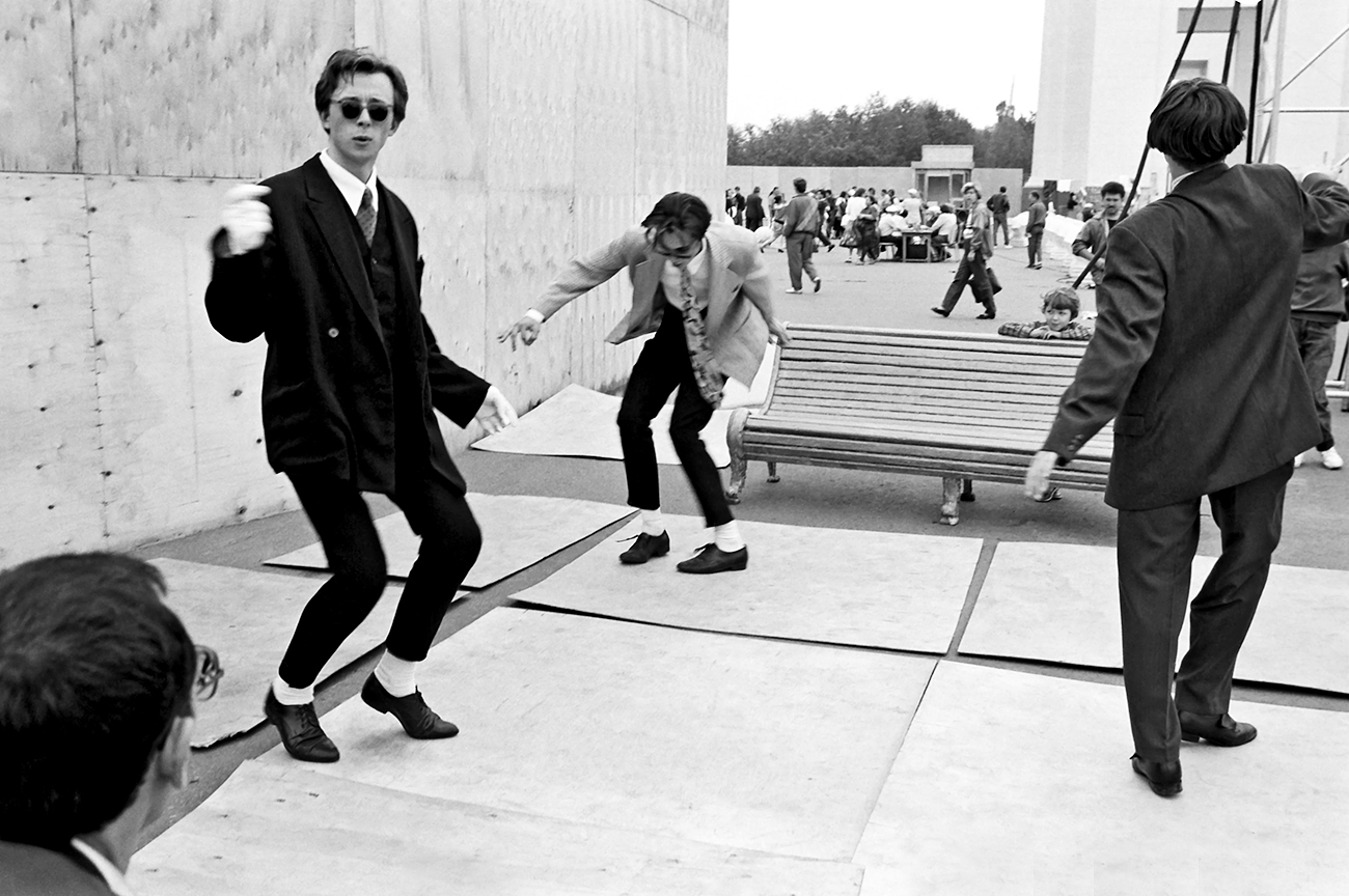 Representantes do movimento dos ‘stiliágui’ dançam twist em Moscou em setembro de 1980. / Foto: Valéri Shustov/RIA Nôvosti