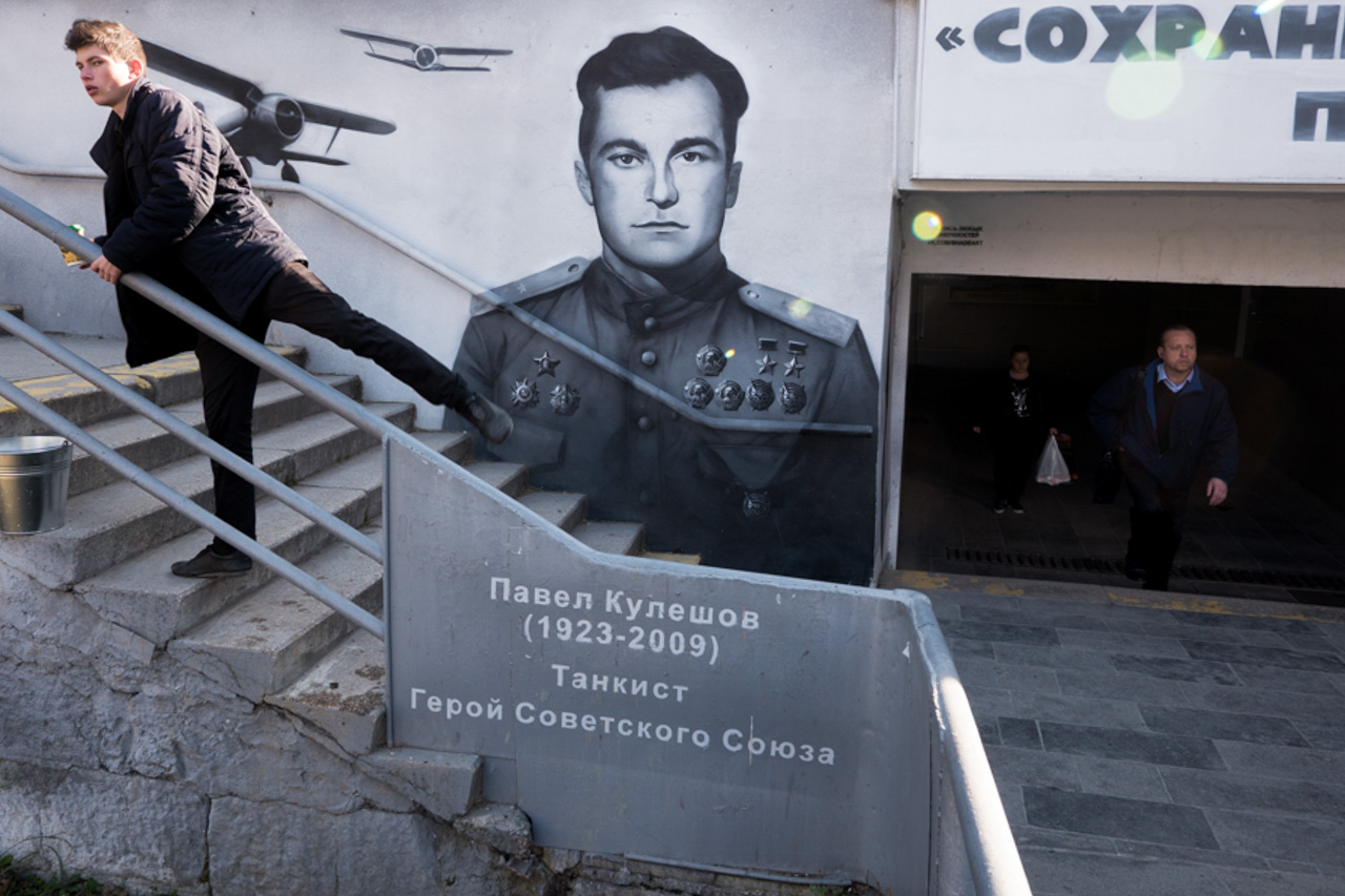 Un graffiti en Yalta dedicado a Pável Kuleshov, héroe de la URSS. Fuente: Serguéi Mélijov