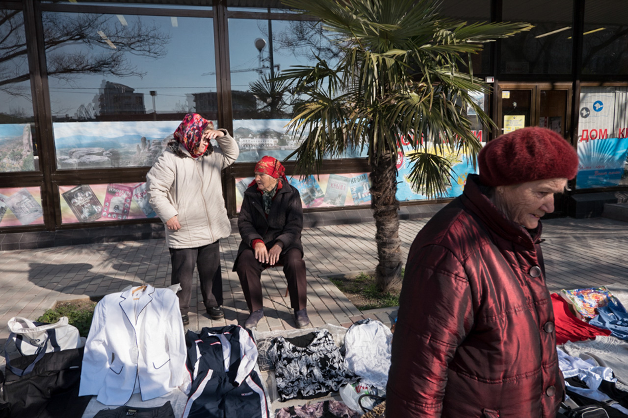 Mulheres vendem roupas no mercado local. / Foto: Serguêi Melikhov