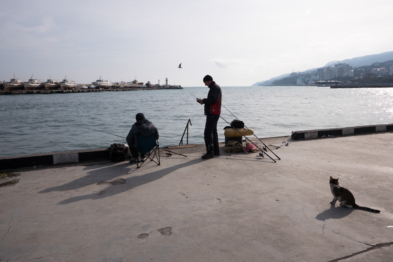 Angler sind an der Uferstra&szlig;e von Jalta h&auml;ufig zu sehen. Hier fischen sie am Betonhafen.\n