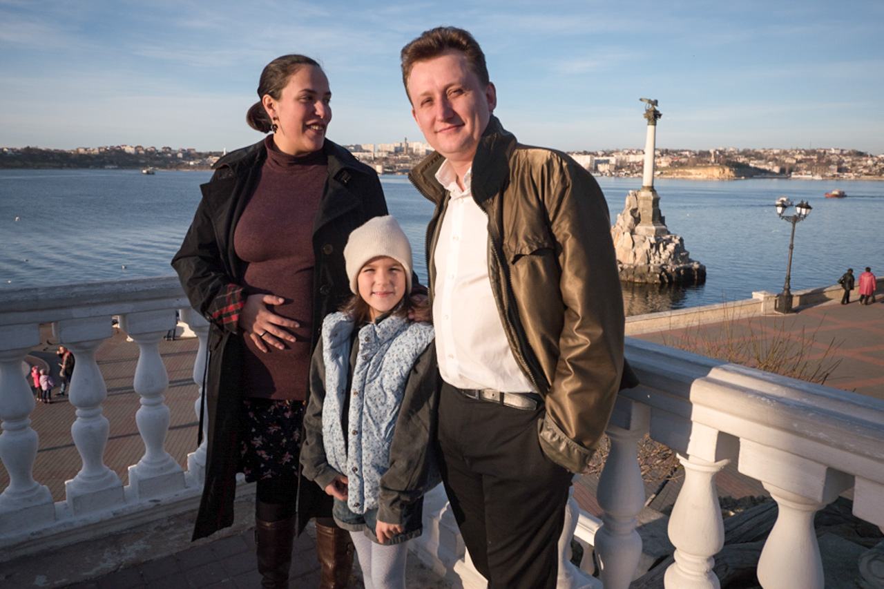 Vítor Evdokímov con su mujer Ksenia y su hija Dana. Fuente: Serguéi Mélijov