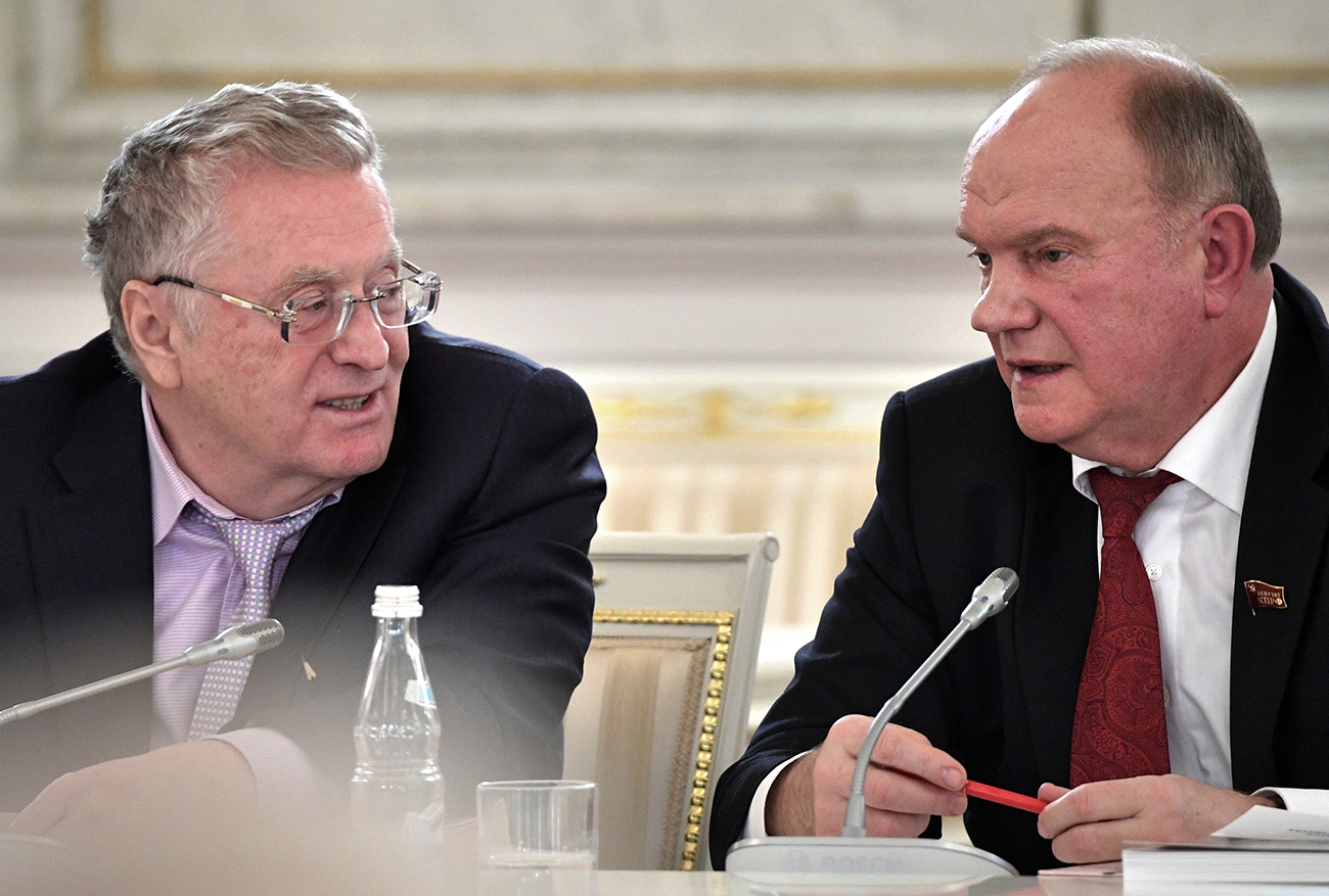 Wladimir Schirinowski (70, links) und Gennadi Sjuganow (72, rechts) leiten zwar zwei Parteien, die neben der Regierungspartei Einiges Russland um die Gunst der Wähler buhlen. Doch Konkurrenten sind sie für Putin nicht - sie gelten als alte Eisen der Politik. / Aleksey Nikolskyi/RIA Novosti