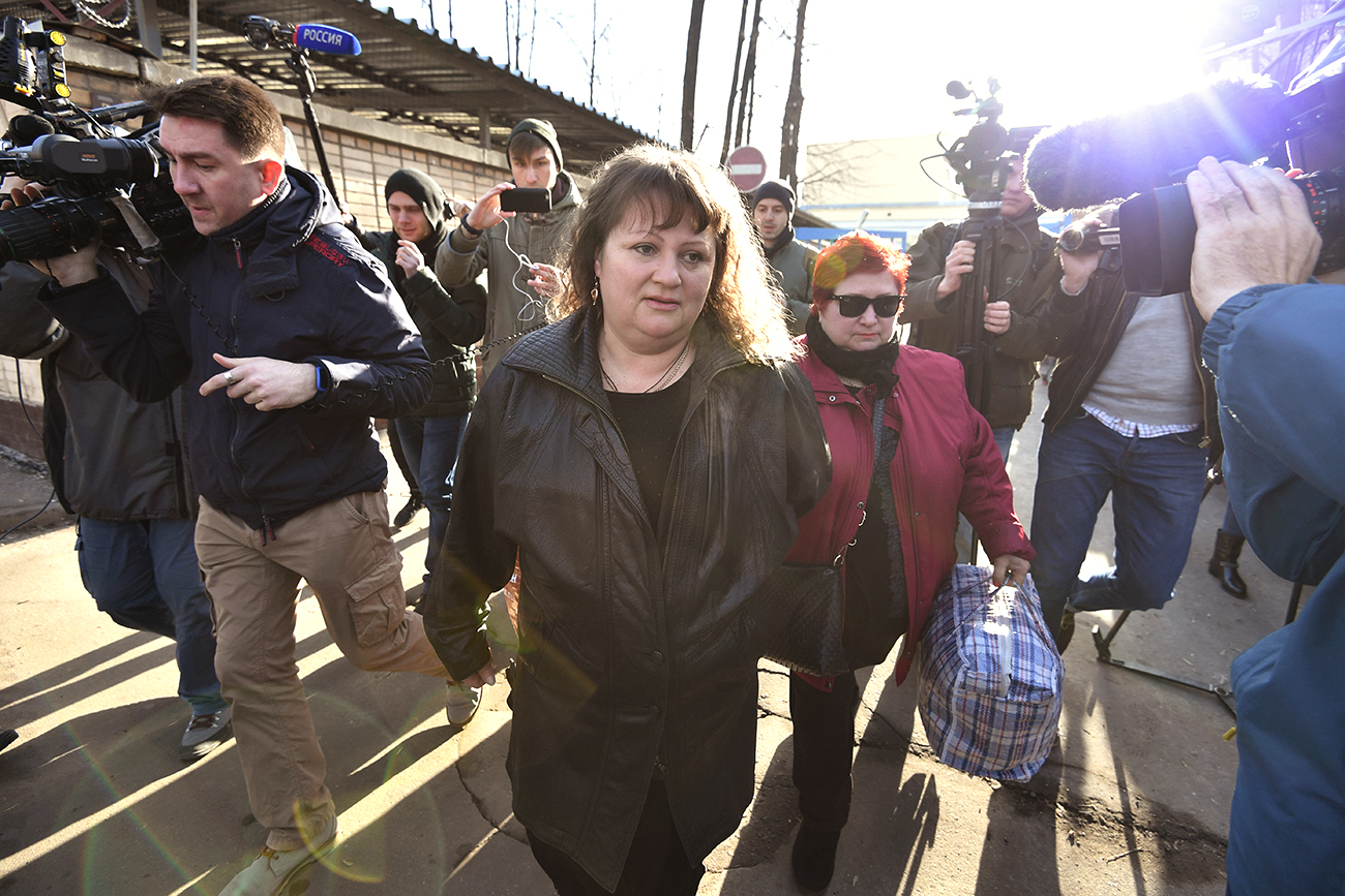 Condamnée en 2016 pour haute trahison, Oksana Sevastidi quitte la prison de Lefortovo. Crédit : devant la prison de Lefortovo.