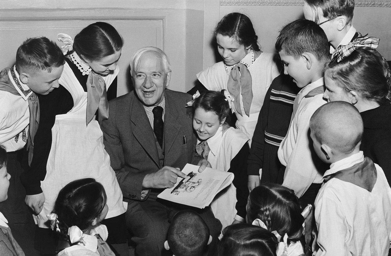 Soviet children's poet Korney Chukovsky (C) reading out his fairy tales at the Children's Book Week. Source: Alexander Batanov/TASS 