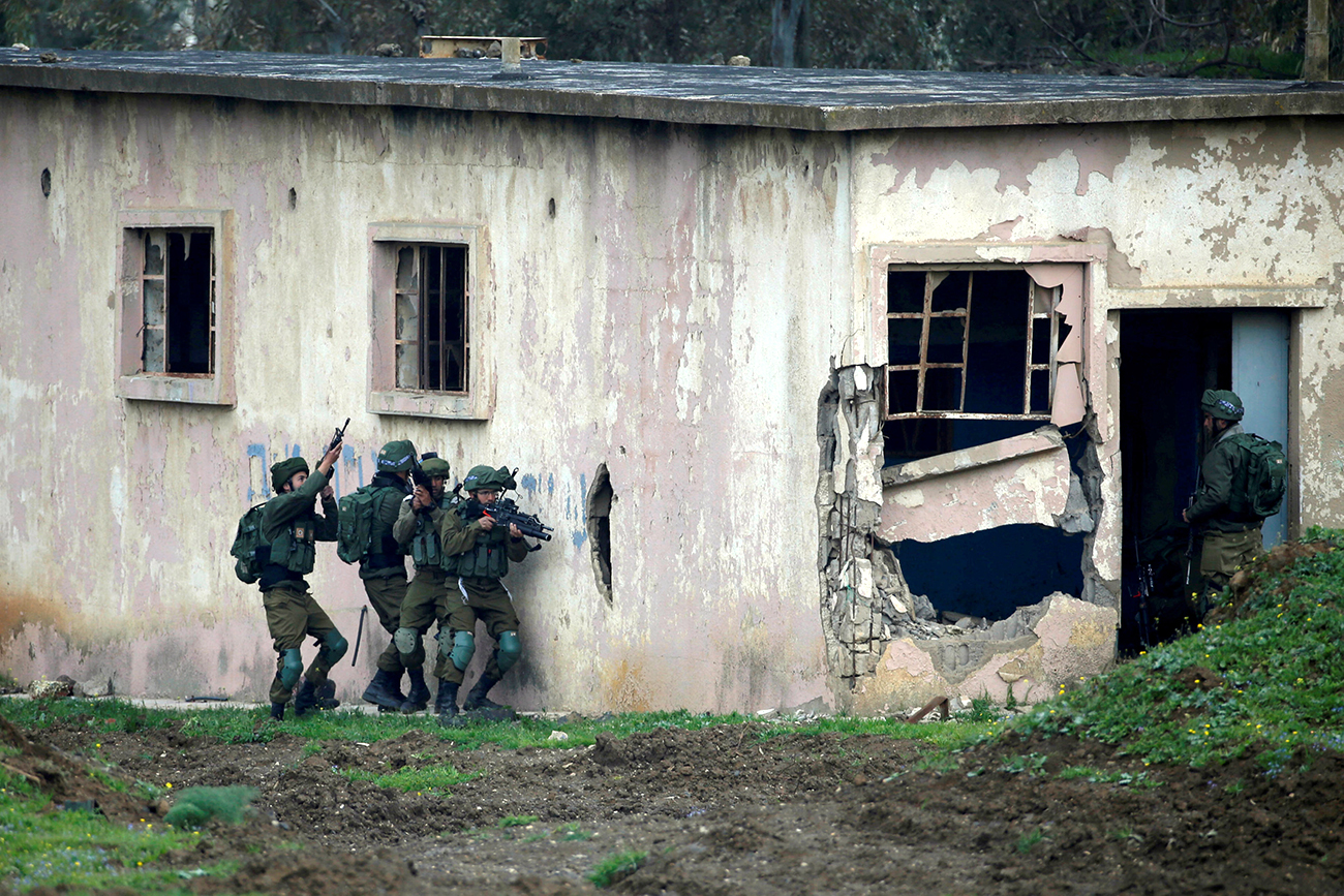 Israeli soldiers take part in an exercise in the Israeli-occupied Golan Heights, near the ceasefire line between Israel and Syria, March 20, 2017. /  Photo: Reuters