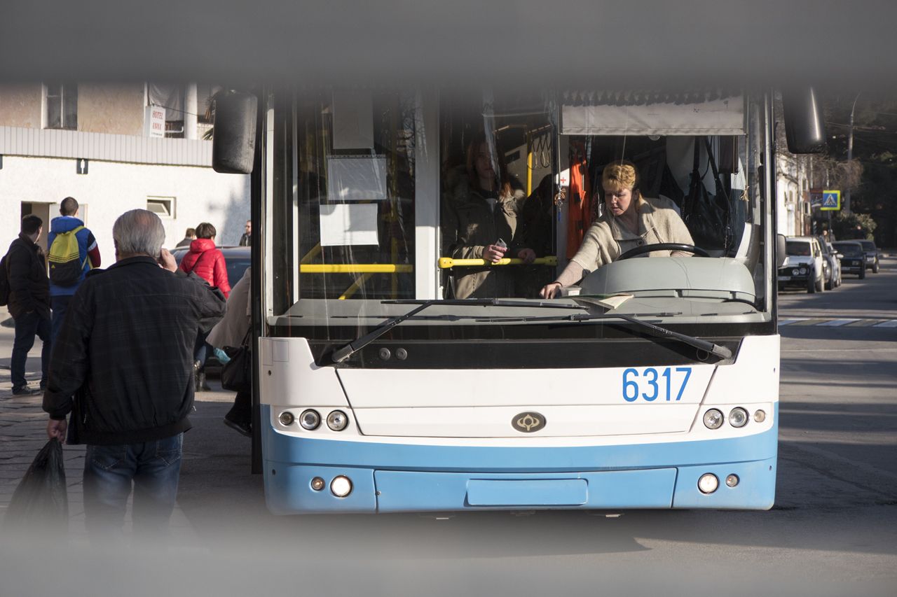 The city trolleybus takes two and a half hours to reach the resort of Yalta on Crimea's southern coast./ Photo: Sergey Melikhov