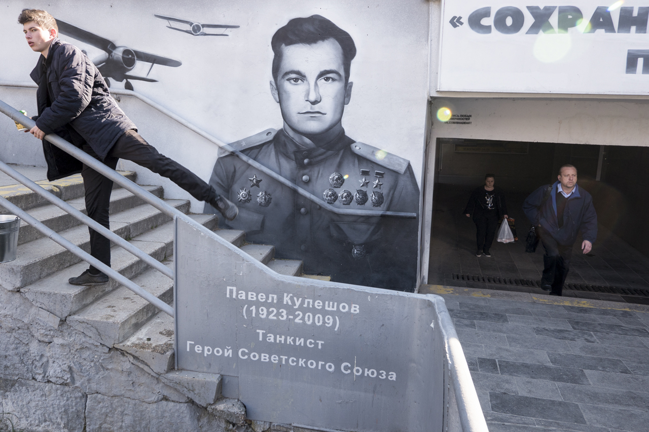 Yalta. Background: a graffiti devoted to Soviet pilot Amet-khan Sultan, twice Hero of USSR. Foreground: a part of graffiti devoted to tanker Pavel Kuleshov, a Hero of USSR. / Photo: Sergey Melikhov