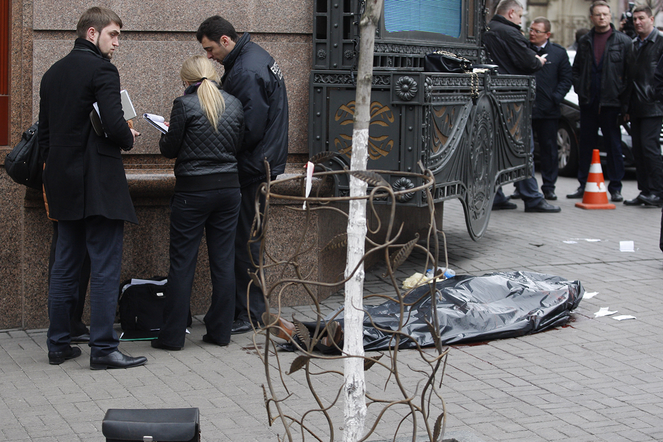 Ukrainian police experts examine the body of former Russian MP Denis Voronenkov after he was shot dead, in Kiev, Ukraine, on 23 March 2017. Ukrainian President Petro Poroshenko blamed Russia for the murder of Voronenkov, who moved to Ukraine last year and was wanted by Russia for fraud. Source: ZUMA Press/Global Look Press