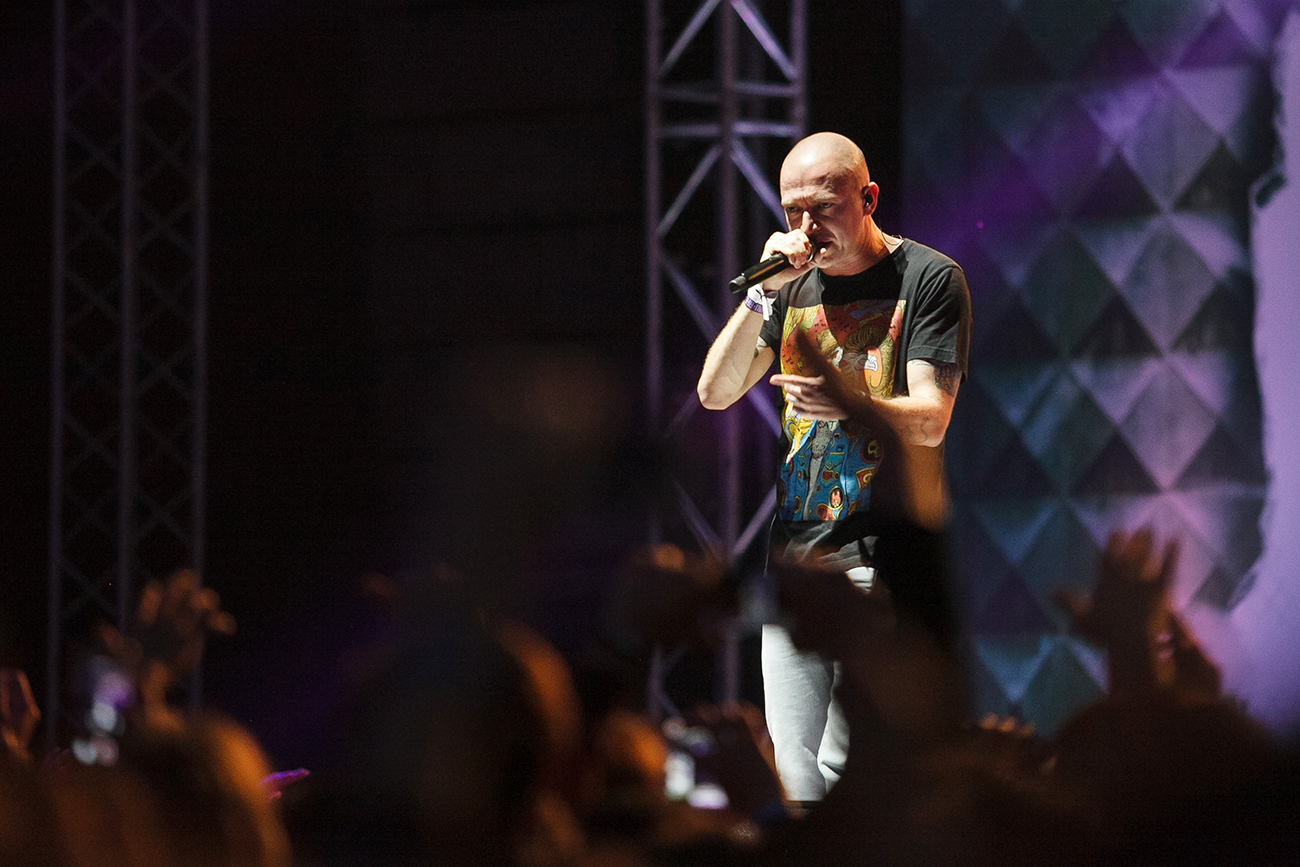 Oxxxymiron canta sobre la pobreza del espíritu y el vacío existencial, sobre la indiferencia de la gente ante el mundo que le rodea y la cultura. Fuente: Vostock-Photo