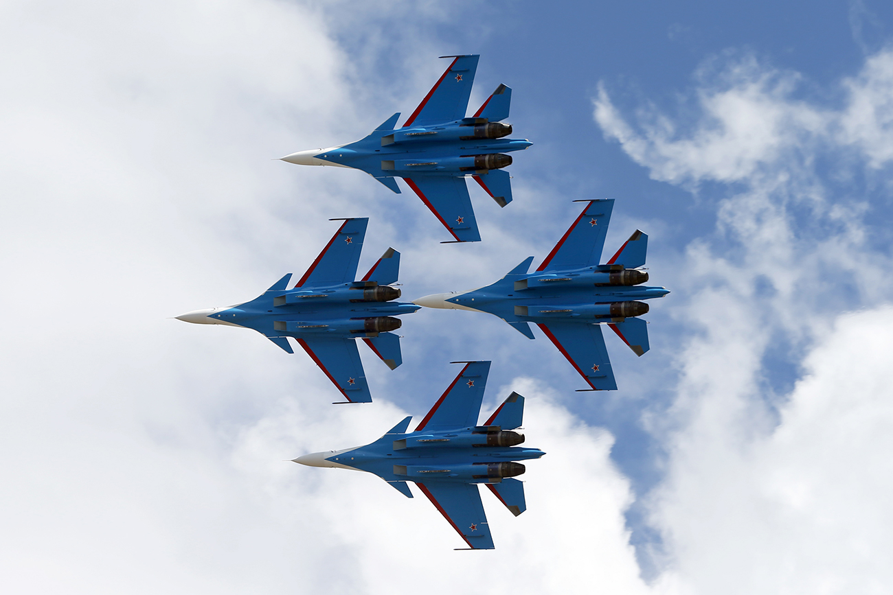 Russian Knights demonstrate their new Su-30SM at Malaysian trade fair ...