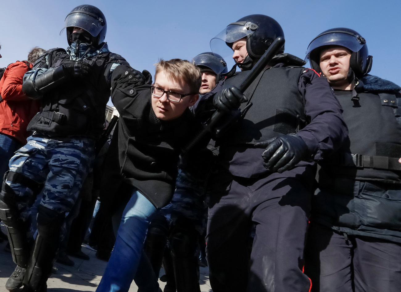 Law enforcement officers detain an opposition supporter during a rally in Moscow, March 26, 2017. / Photo: Reuters