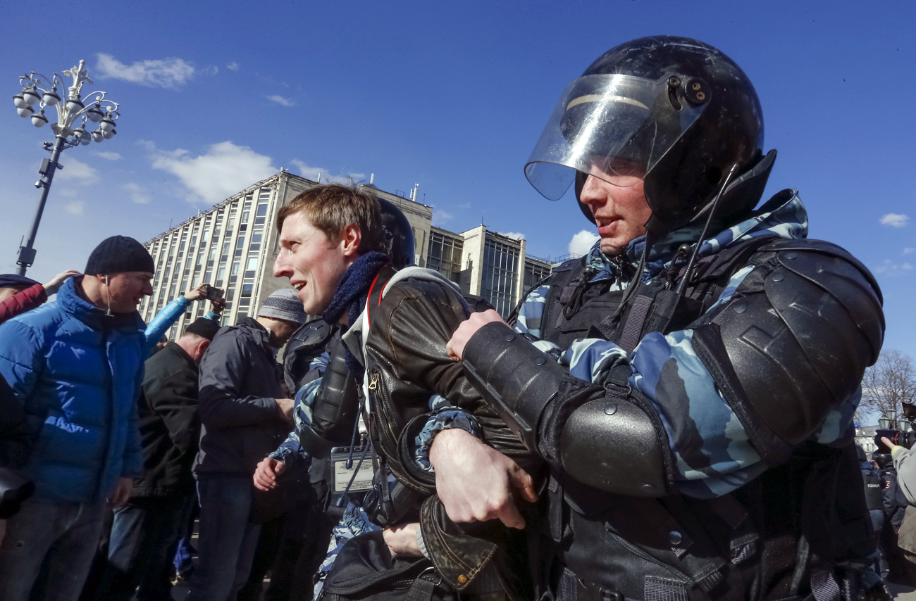 Aretacija podpornika opozicije med protesti v Moskvi, 26. marec 2017. Vir: Reuters