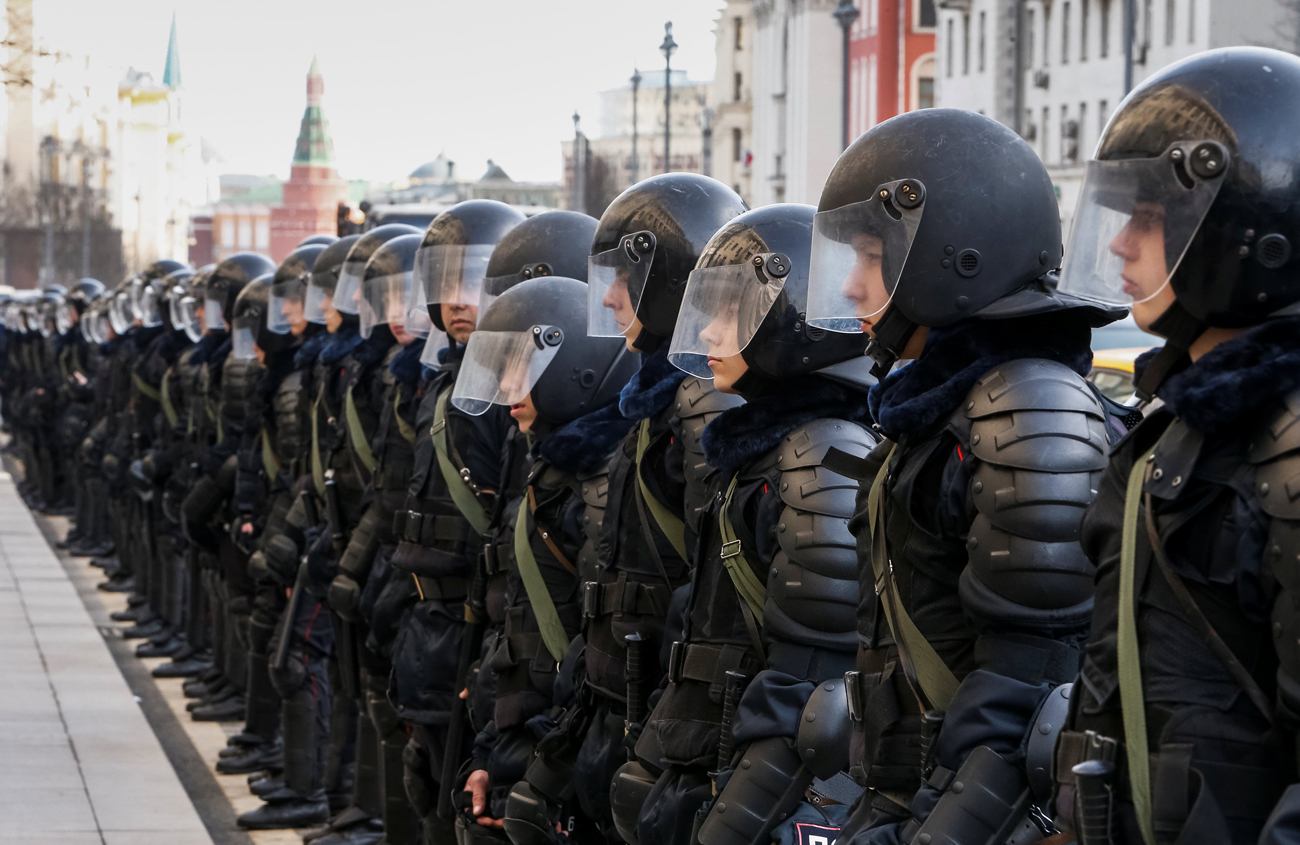 Law enforcement officers line up along a street as they block a rally in Moscow, March 26, 2017. / Photo: Reuters