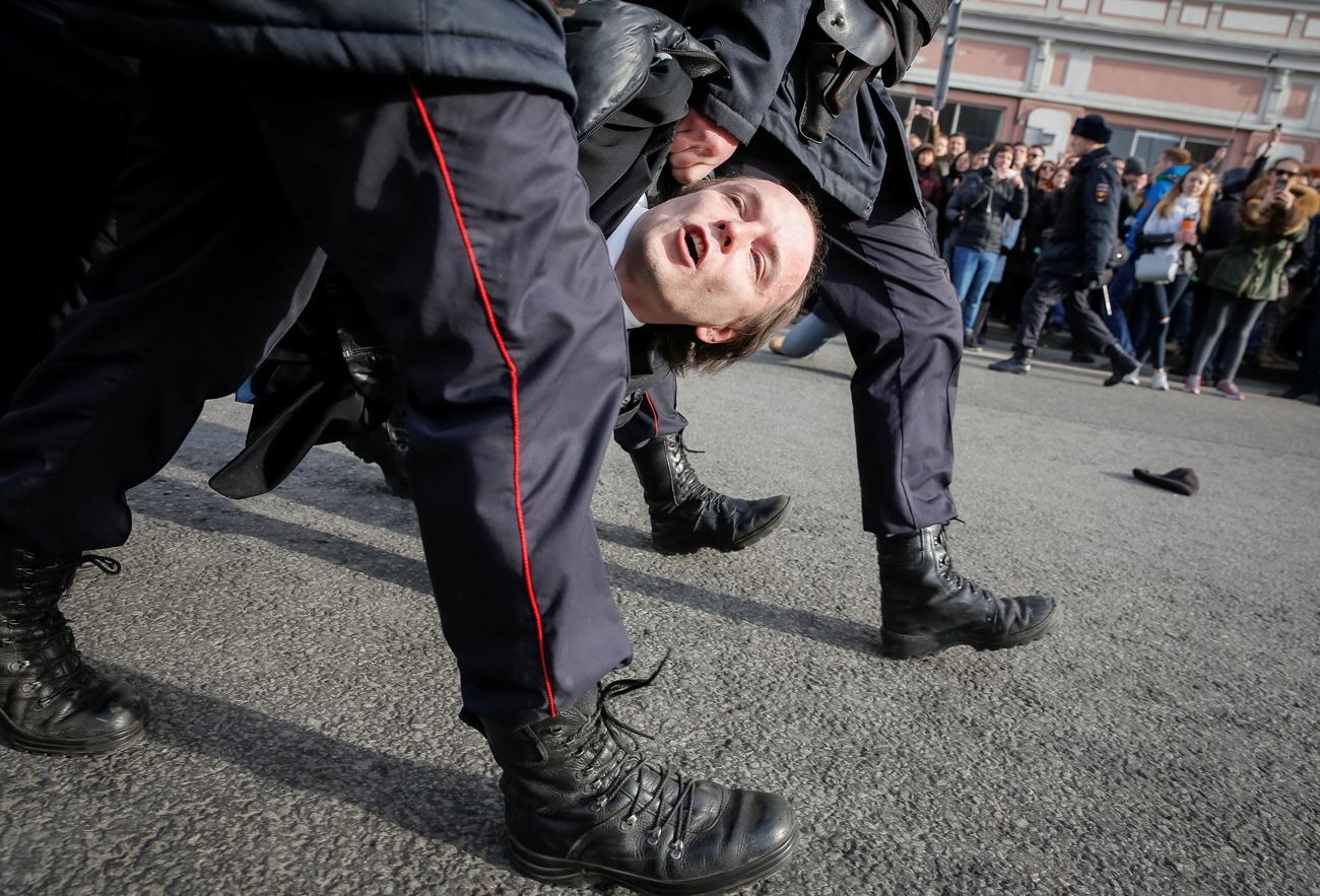 Aretacija udeleženca protestnega shoda v Moskvi, 26. marec 2017. Vir: Reuters