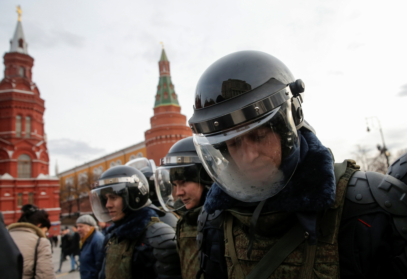 Law enforcement officers line up as they block opposition supporters near Kremlin in Moscow, March 26, 2017. / Photo: Reuters