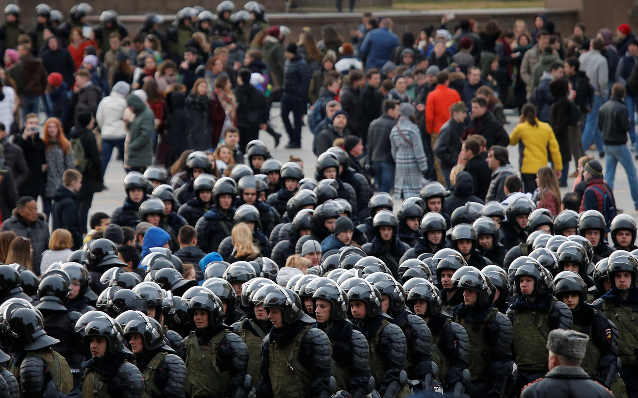 Miembros de las fuerzas de seguridad se agrupan para impedir el paso de los simpatizantes de la oposición en Moscú. Fuente: Reuters