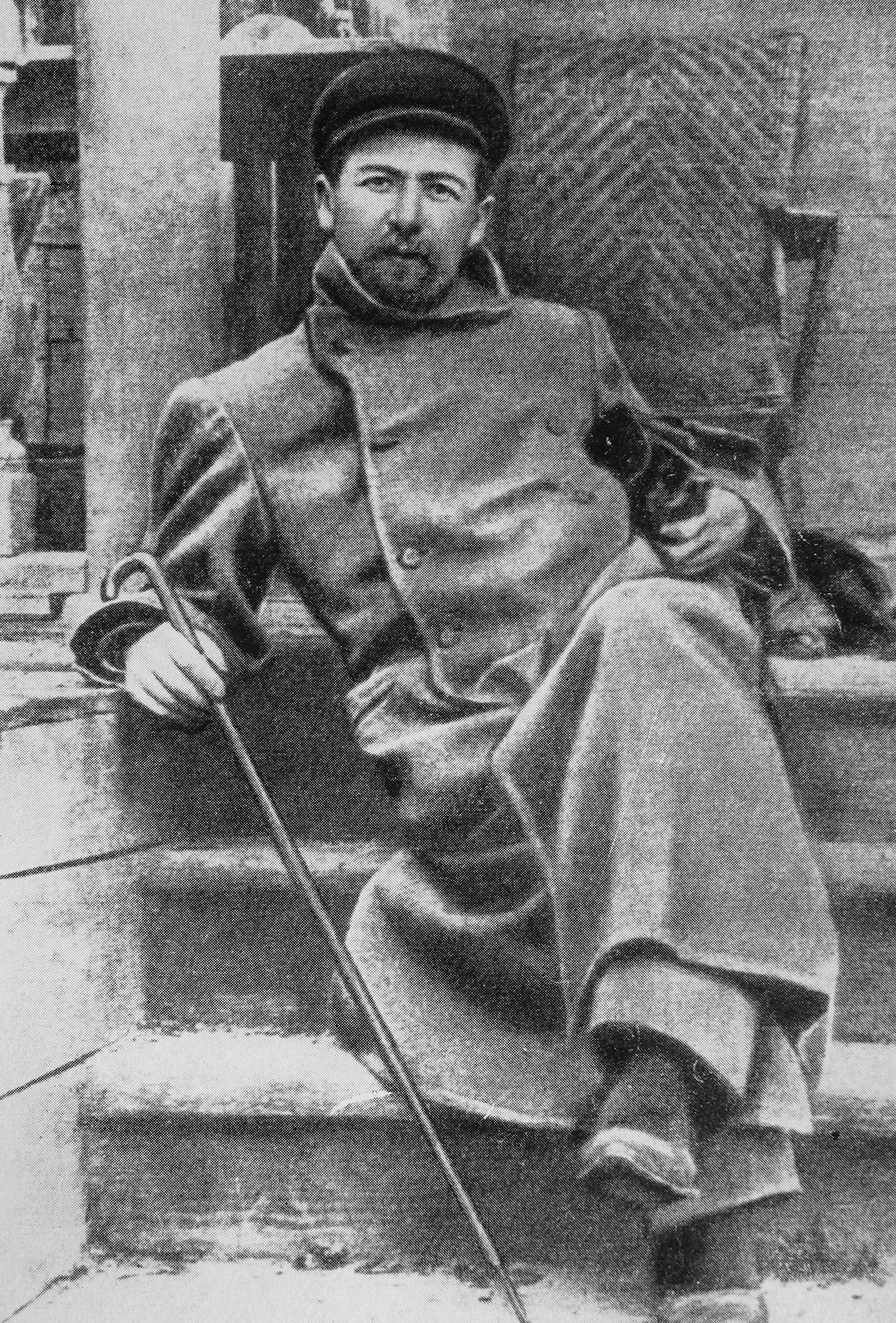 Anton Chekhov and Khina the dog in his Melikhovo estate in Moscow Region, 1897. Source: Public domain