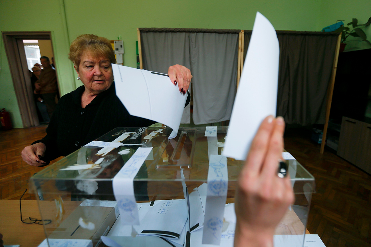 Жена гласува на парламентарните избори в България на 26 март 2017 г. Снимка: Reuters
