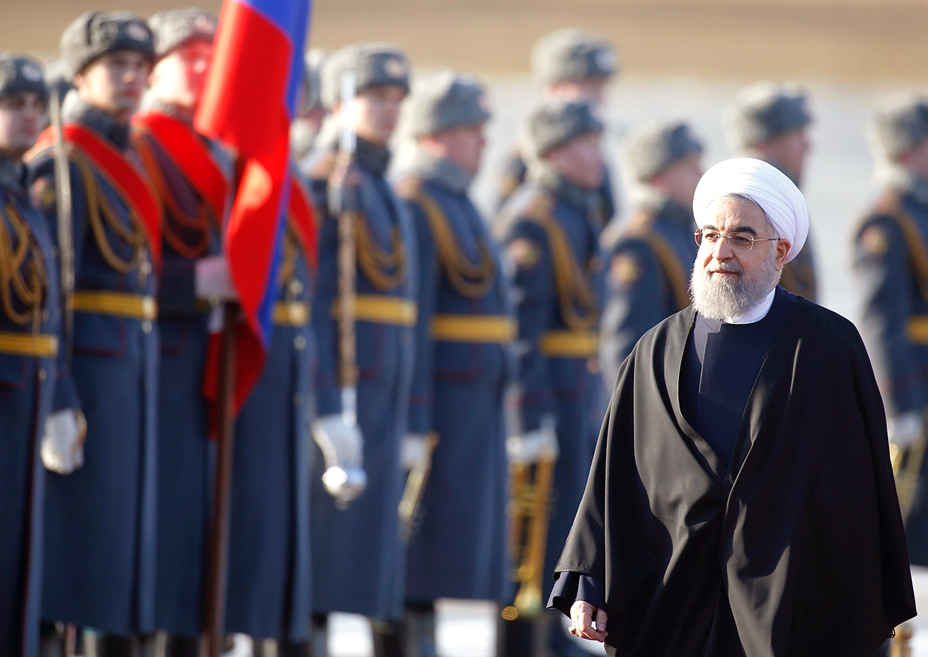 Der iranische Präsident Hassan Rohani inspiziert die Ehrengarde während der Empfangszeremonie bei seiner Ankunft am Moskauer Flughafen Wnukowo, 27. März 2017. / Reuters