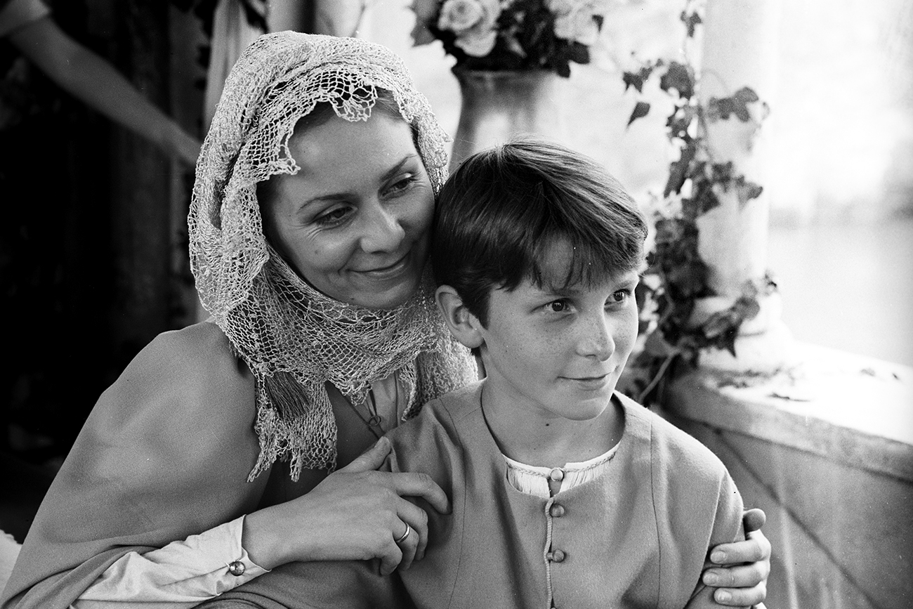 Filming 'Mio in the Land of Faraway' (Mio, my Mio). In the shot, actress Lyubov Germanova starring as Yum-Yum's mother, Christian Bale as Yum-Yum. / Photo: Maikovskiy/RIA Novosti