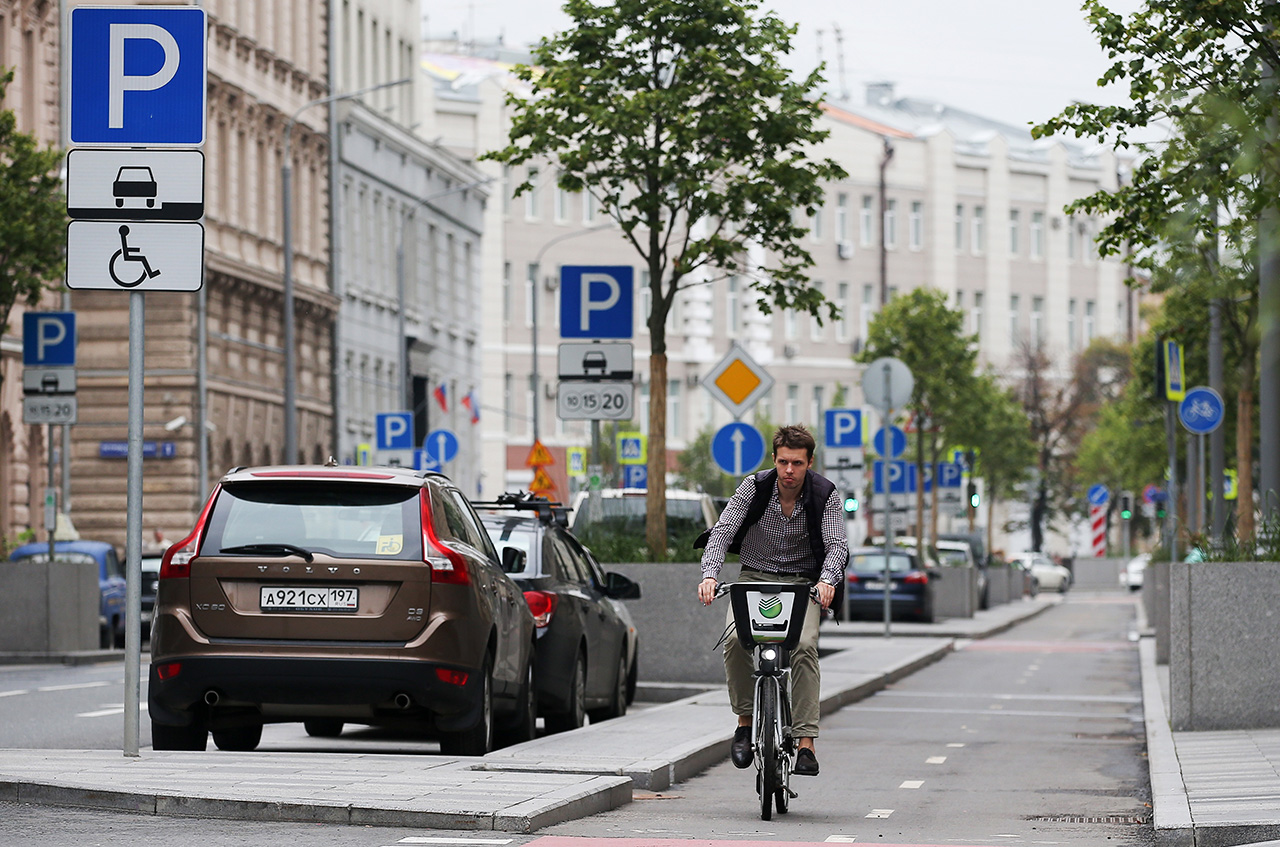 Cycling in the city center has become more convenient. / Anton Novoderezhkin / TASS