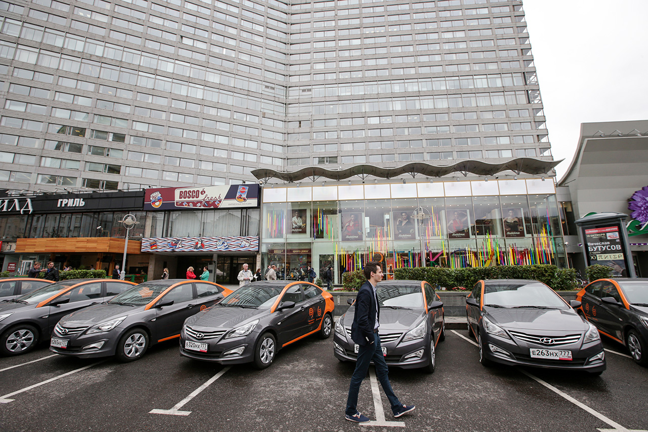 Cars in a parking lot of the Moscow car sharing in Novy Arbat Street. / Photo: Artyom Geodakyan/TASS