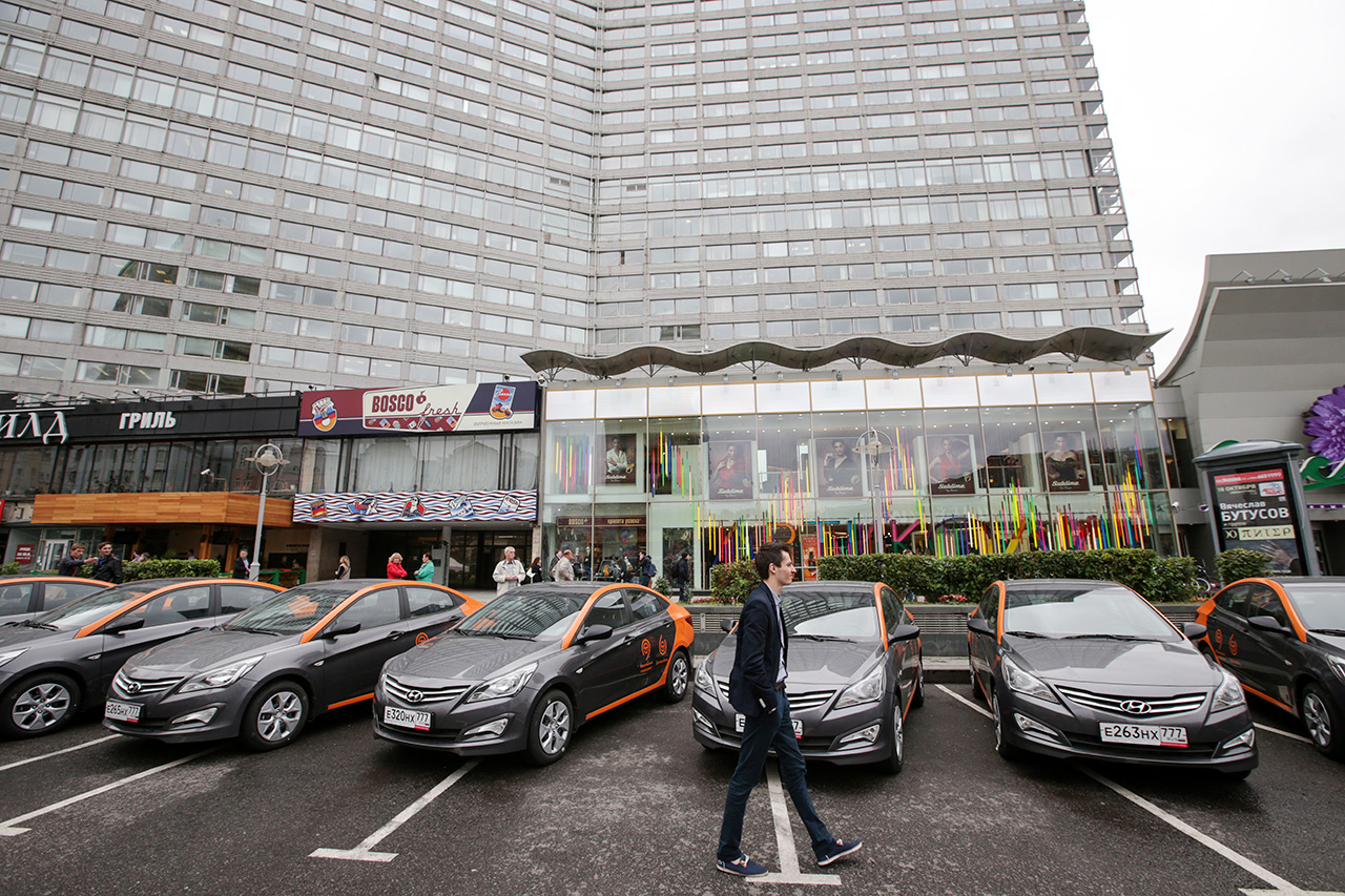 Vehículos de carsharing aparcados en la calle Novi Arbat de Moscú. Fuente: Artiom Geodakián/TASS