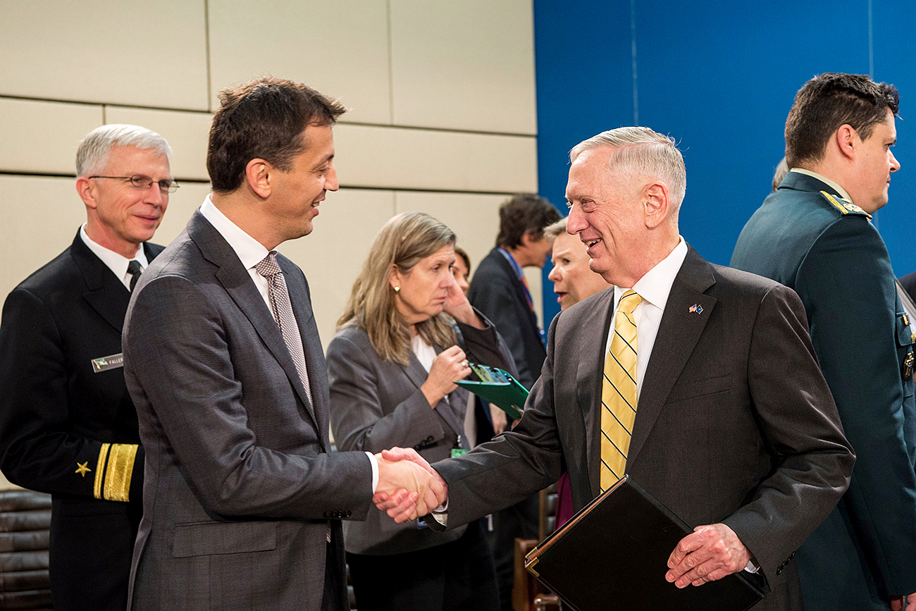 Der Verteidigungsminister von Montenegro Predrag Boskovic (links) begrüßt seinen US-amerikanischen Kollegen Jim Mattis bei dem Treffen des Nordatlantikats am Nato-Hauptsitz in Brüssel im Februar 2017. / ZUMA Press/Global Look Press