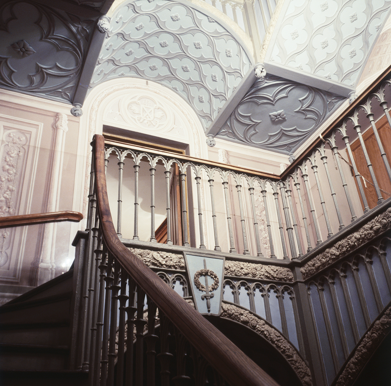 Стълбите и сводовете на горния етаж в реставрирания дворец, построен от архитекта А. Менелас Снимка: ТАСС