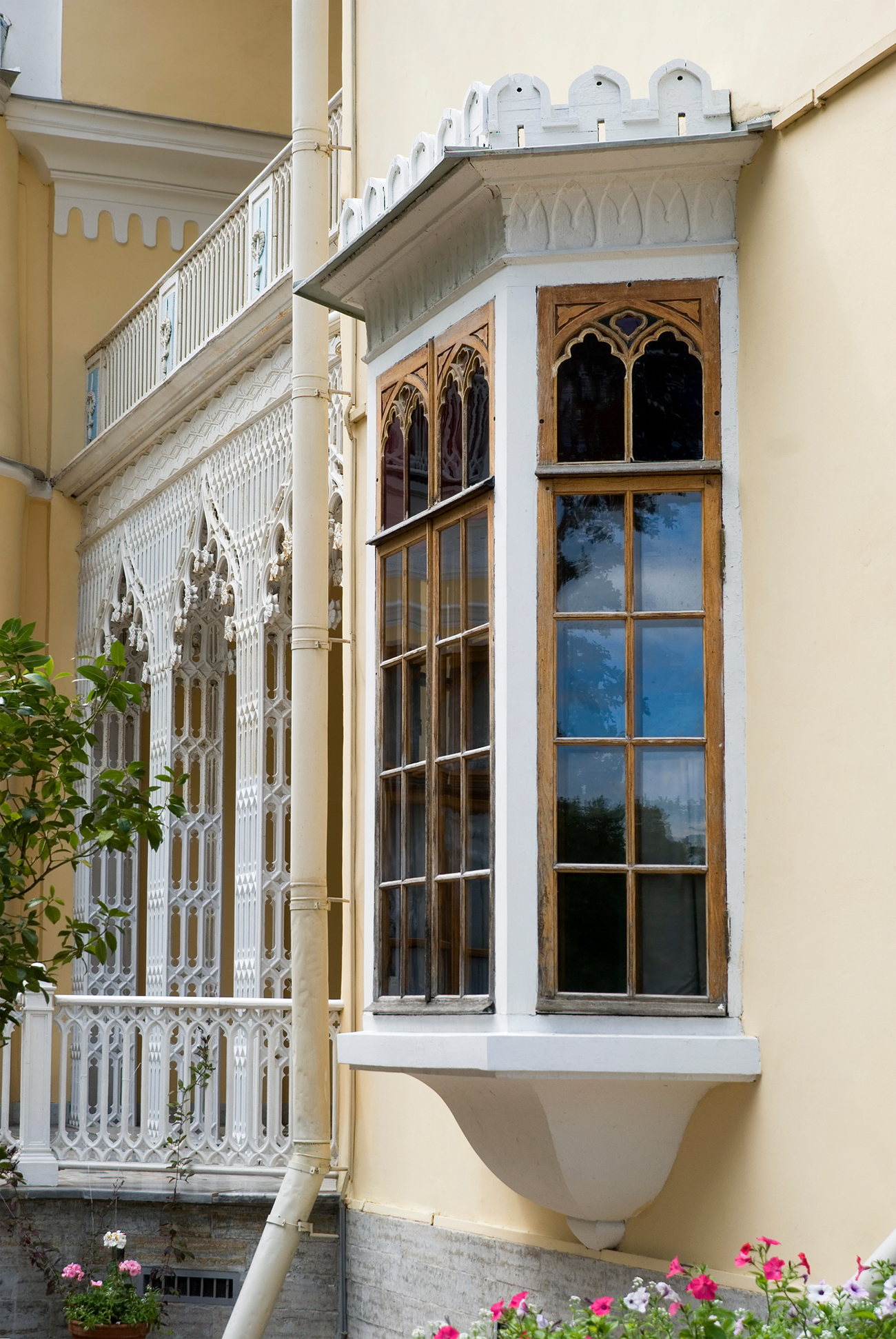 Bay window of the palace, neo-Gothic style. Source: Legion Media
