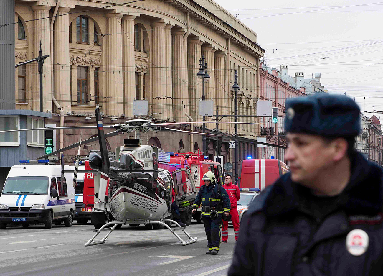 Tim unit layanan darurat berdiri di samping sebuah helikopter di luar stasiun metro Tekhnologicheskiy Institut di Sankt Peterburg, Rusia, Senin (3/4). Sumber: Reuters