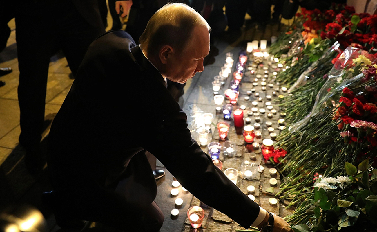 Il Presidente russo Vladimir Putin depone dei fiori vicino alla stazione della metro Tekhnologicheskij Institut, luogo della tragedia. Fonte: Kremlin.ru