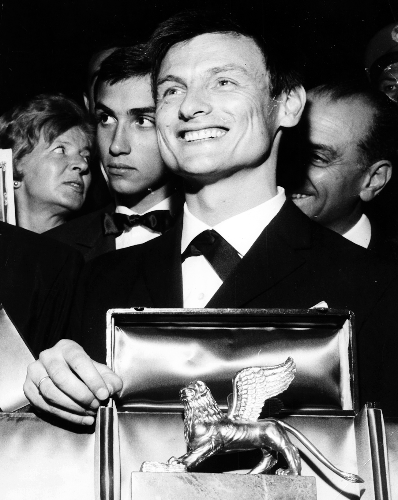 Le réalisateur Andreï Tarkovski sourit et arbore son trophée du Lion d'Or, qu'il obtint pour son film L'enfance d'Ivan, au Festival du film de Venise en 1962. Crédit : Getty Images
