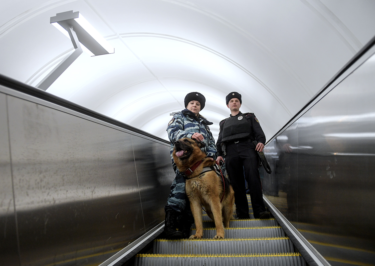 Un chien remplissant bravement son devoir dans le métro, en compagnie d'une unité de police cynophile. Crédit : Grigoriy Sisoev / RIA Novosti