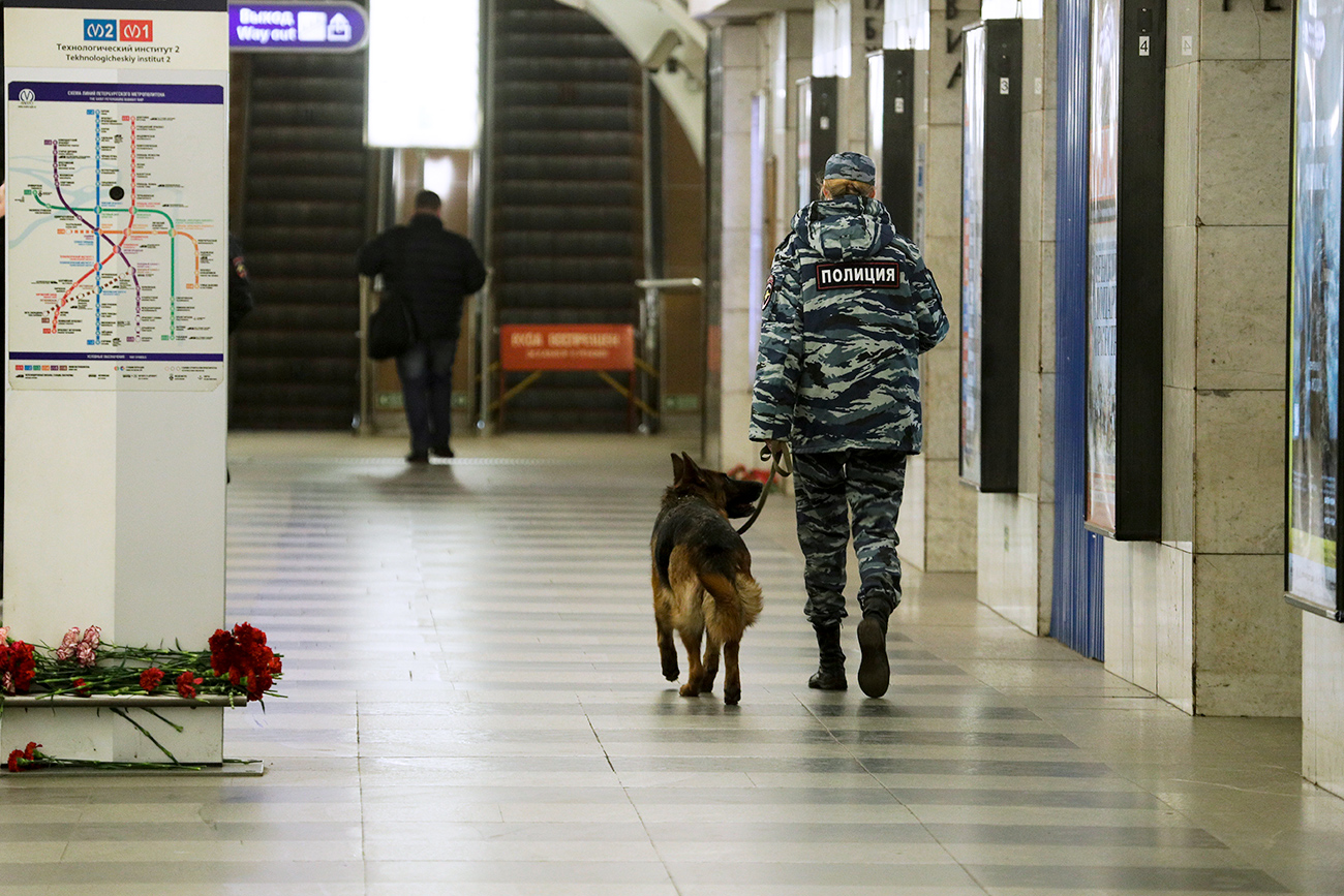 A police officer with a sniffing dog patrols Tekhnologichesky Institute subway station in St. Petersburg, April 4, 2017. / Photo: AP