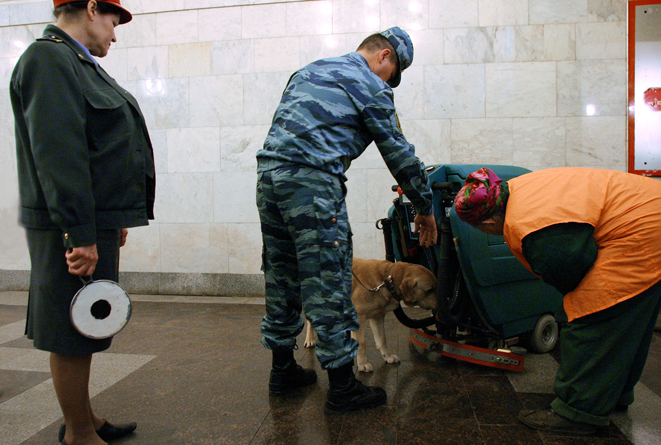 Un cane poliziotto nella metro di Mosca\n