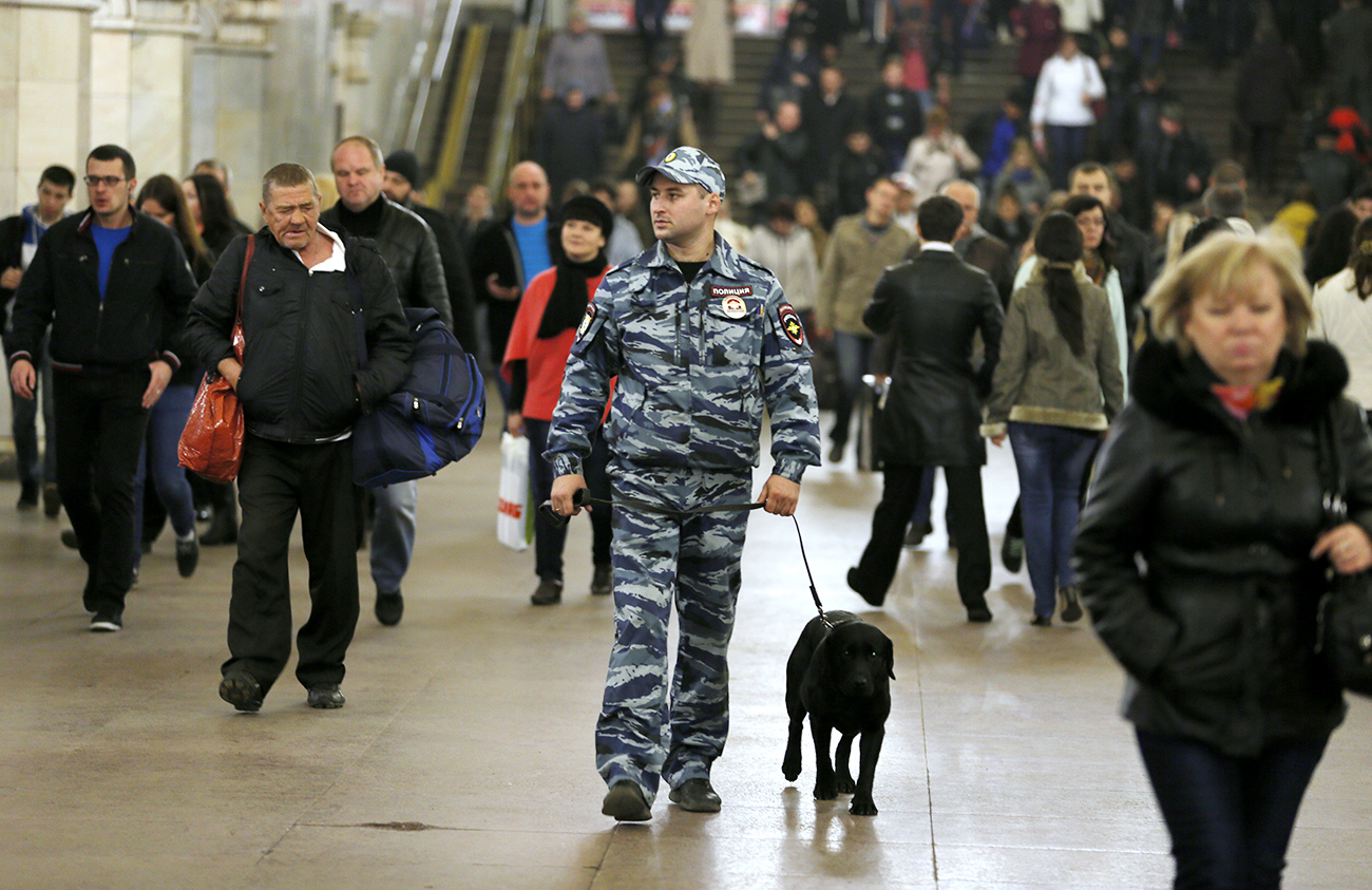 Un cane poliziotto nella metro di Mosca\n