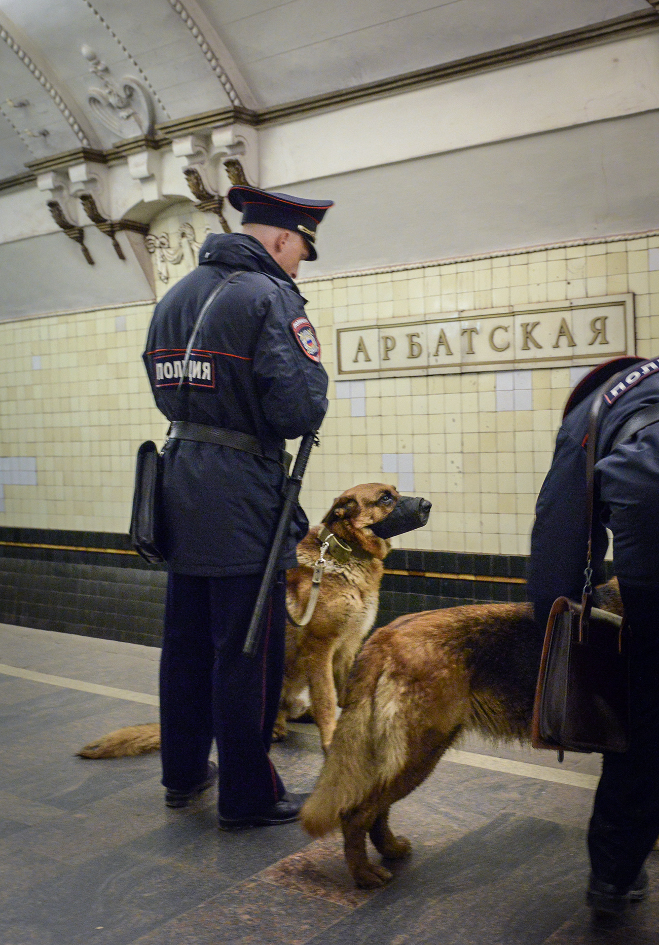 Une unit&eacute; de police cynophile part assurer son service dans le m&eacute;tro de Moscou.n