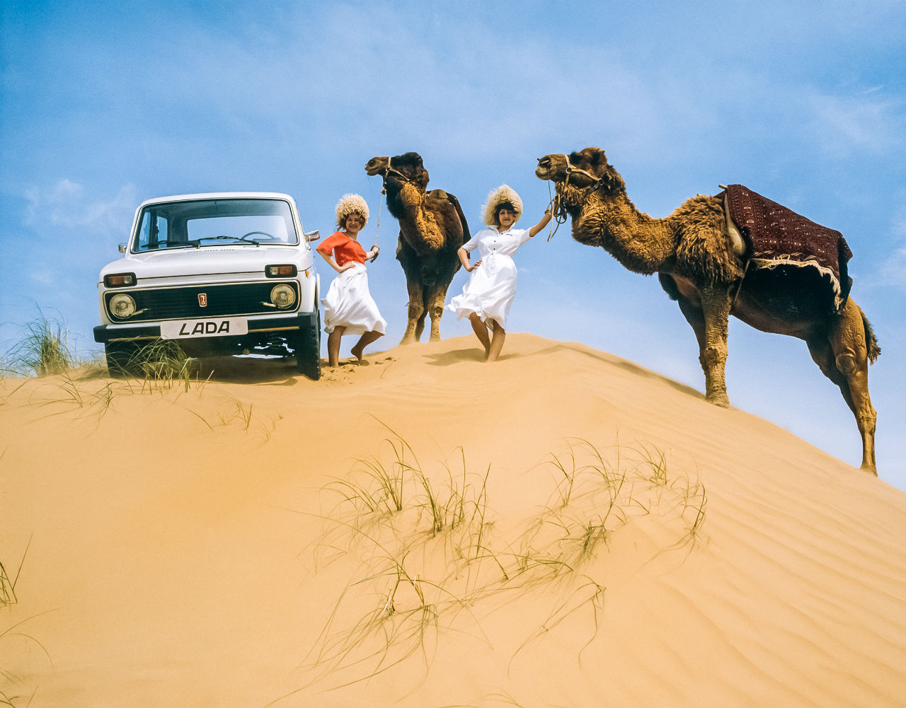 Heiß: Ein Lada und zwei Models in der Sahara. / lada.ru