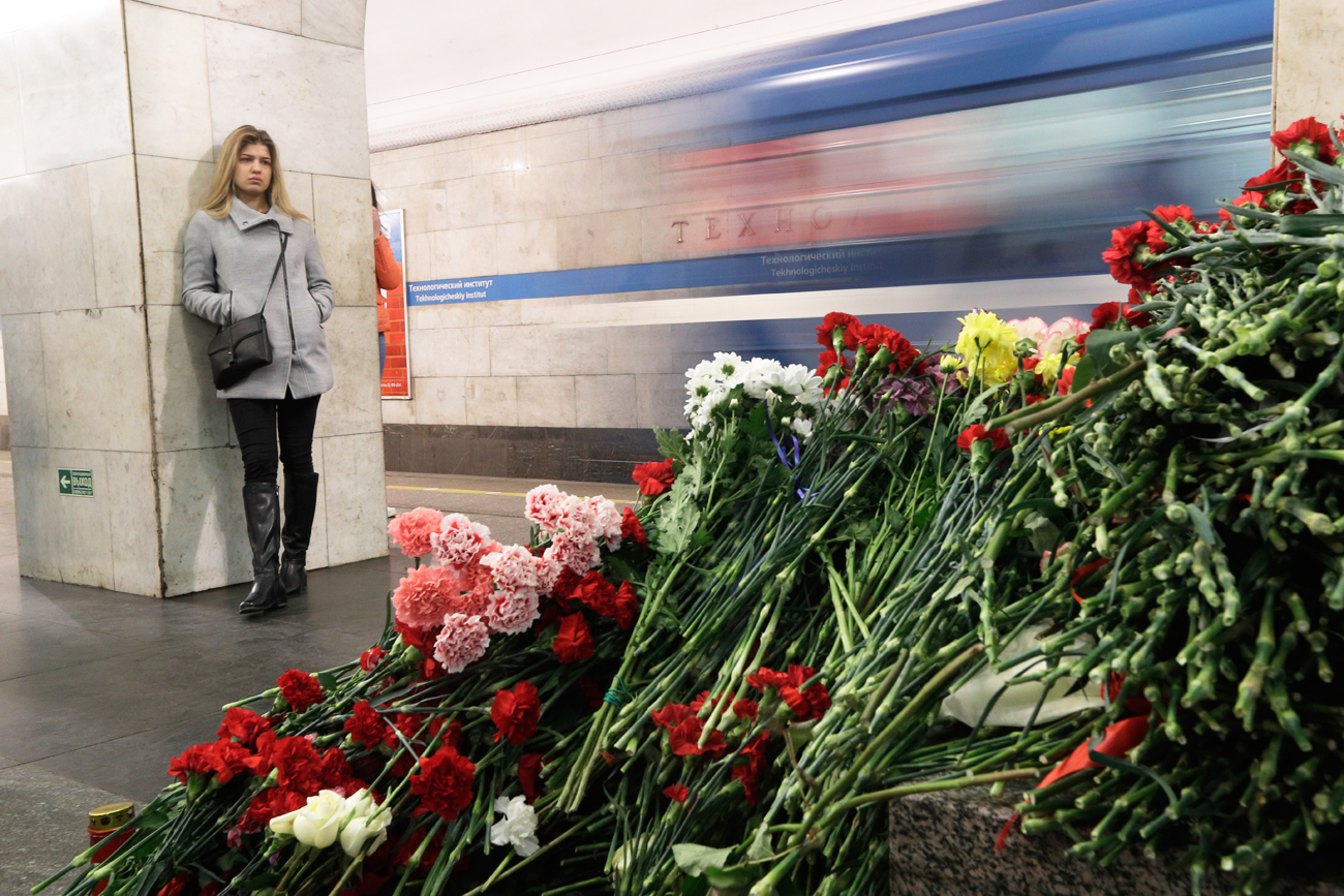 Eine Frau trauert am Ort des Gedenkens in der U-Bahn-Station Technologisches Institut in Sankt Petersburg./ AP