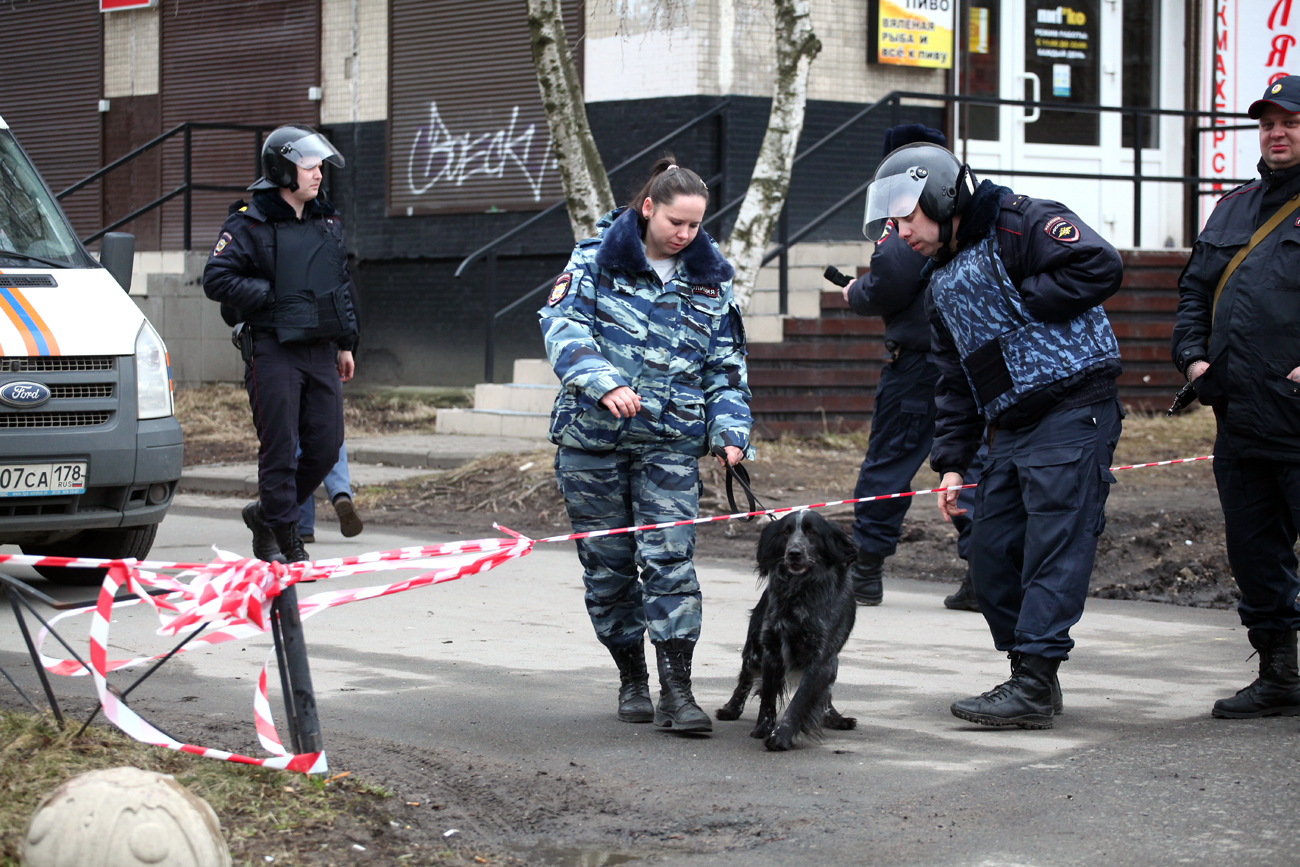 Die Polizei sucht mit Spürhunden die Gegend um ein Haus in Sankt Peterburg ab, wo am Donnerstag eine weitere Bombe gefunden wurde./ AP