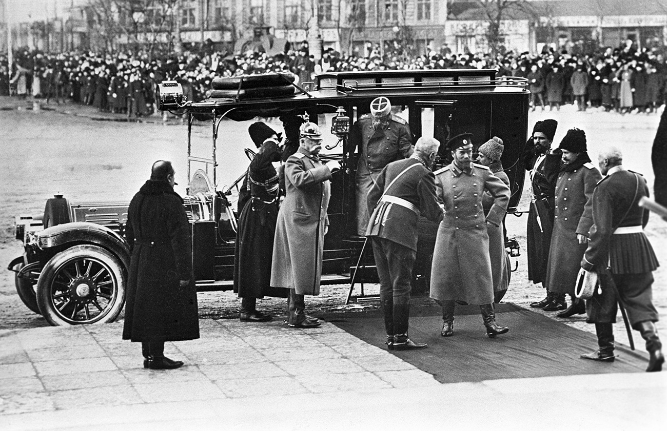 Nikolai II. im Jahr 1913 bei seiner Ankunft zum Festakt anlässlich des 300. Jahrestages der Thronbesteigung der Romanow-Dynastie in Sankt Petersburg. / Karl Bulla/RIA Novosti