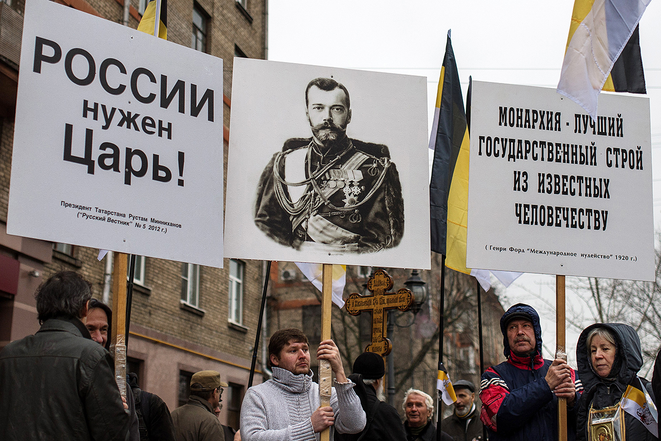 "Russland braucht einen Zaren!" und "Die Monarchie ist die beste Staatsordnung, die die Menschheit überhaupt noch kennt!" steht auf den Schildern der Teilnehmern des Russischen Zarenmarschs. / Alexander Vilf/RIA Novosti