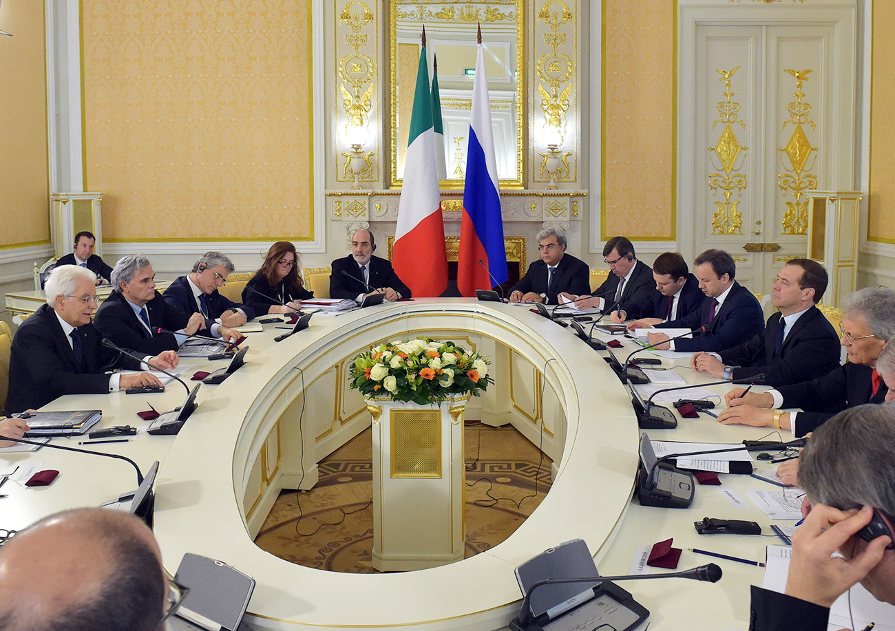 Il Presidente Mattarella, a sinistra, durante l'incontro a Mosca con il primo ministro russo Dmitrij Medvedev, a destra. Fonte: Aleksandr Astafiev/RIA Novosti