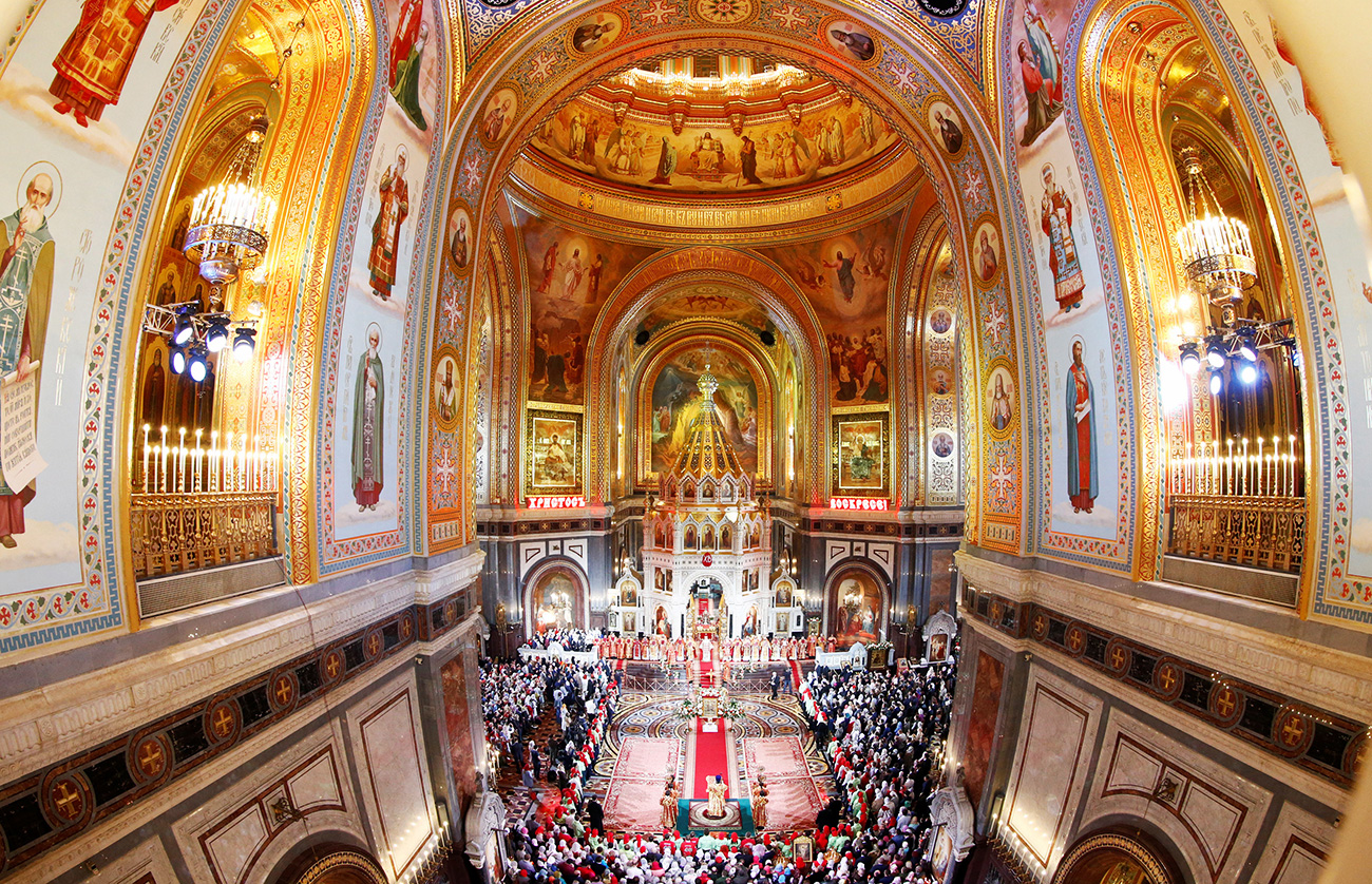 Verniki med velikonočnim bogoslužjem v katedrali Kristusa Odrešenika v Moskvi, 1. maj 2016 / Foto: Reuters
