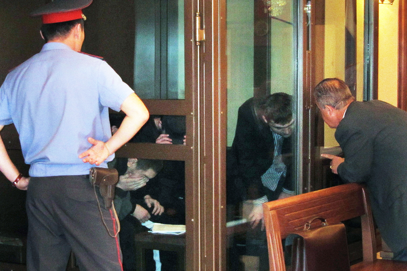 Pengadilan daerah Moskow memulai sesi dengar pendapat terkaat kasus serangan teroris di Bandara Domodedovo. Menurut para penyelidik, ledakan berasa dari alat peledak buatan rumahan yang diledakkan oleh pelaku bom bunuh diri bernama Magomed Yevloyev. Saudaranya, Akhmed Yevloyev, Bashir Khamkhoyev, Islam dan Ilez Yandiyev, dan komplotan teroris lainnya, kini tengah menjalani proses hukum. Sumber: RIA Novosti