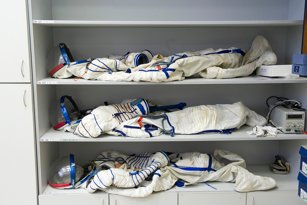 Trajes espaciais são inspecionados antes que o astronauta norte-americano Christopher Cassidy e os cosmonautas russos Pável Vinográdov e Aleksandr Missúrkin participem de treinamento em um simulador no centro espacial de Star City, próximo a Moscou. Foto: Reuters
