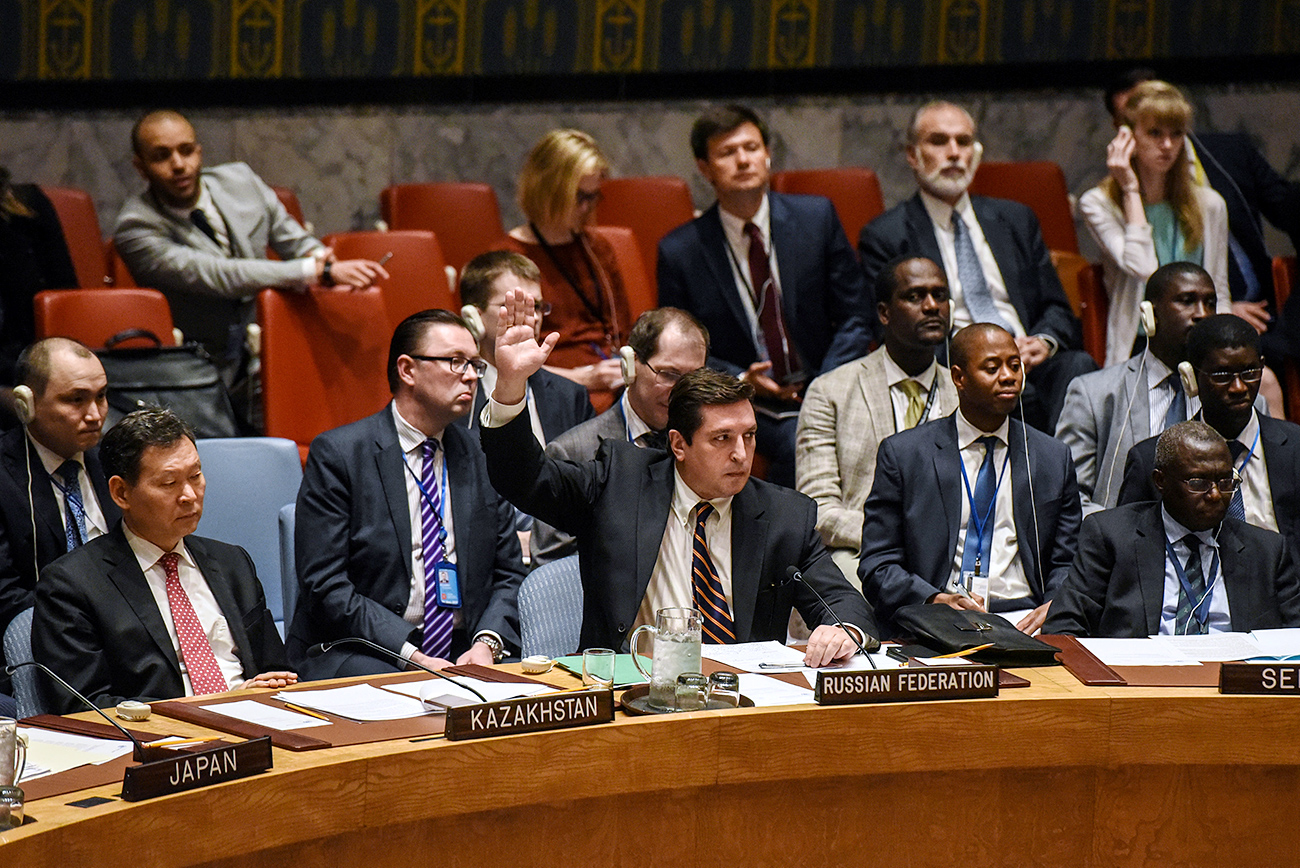 El embajador adjunto de Rusia ante las Naciones Unidas Vladímir Safrónkov en la reunión del Consejo de Seguridad de la ONU en Nueva York, el 12 de abril de 2017. Fuente: Reuters