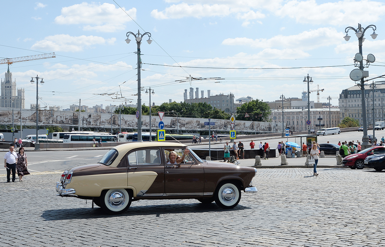 Um GAZ 21 "Volga" de 1962 idêntico ao de Medvedev se une a parada de carros antigos em Moscou. / Foto: Ekaterina Tchesnokova/RIA Nôvosti